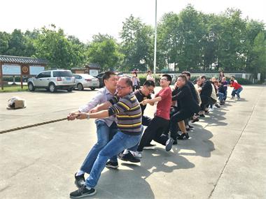 勞動最美、團結(jié)拼搏”拔河比賽